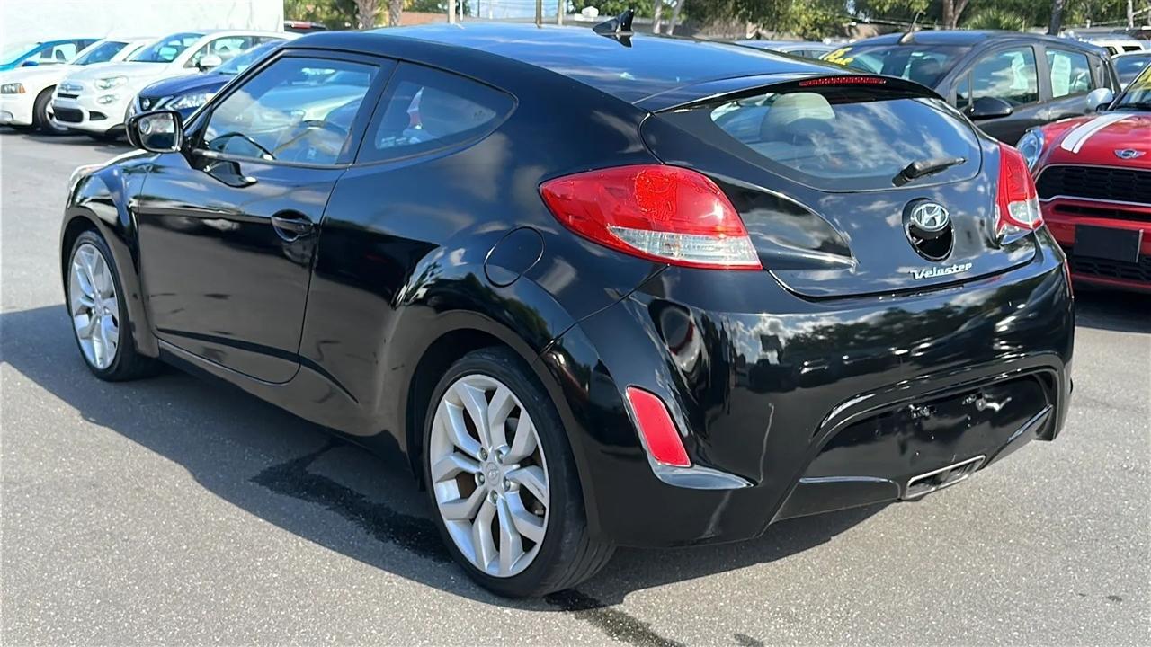 Hyundai Veloster 3dr Cpe Man w/Gray Int 2013