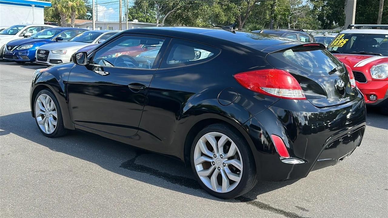 Hyundai Veloster 3dr Cpe Man w/Gray Int 2013