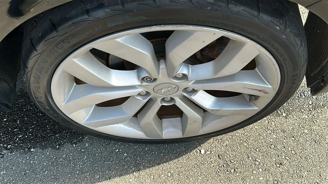 Hyundai Veloster 3dr Cpe Man w/Gray Int 2013