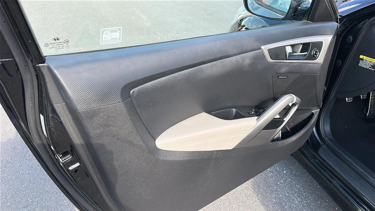 Hyundai Veloster 3dr Cpe Man w/Gray Int 2013