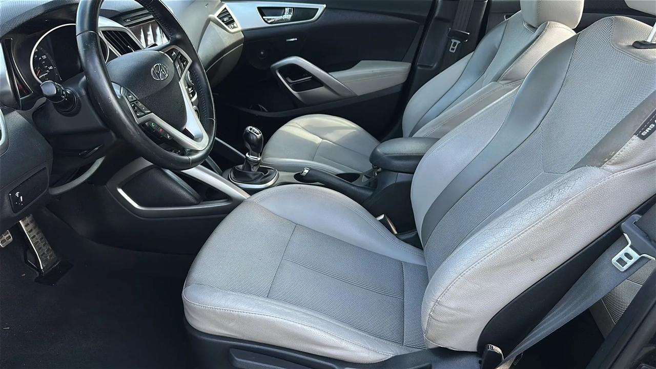 Hyundai Veloster 3dr Cpe Man w/Gray Int 2013