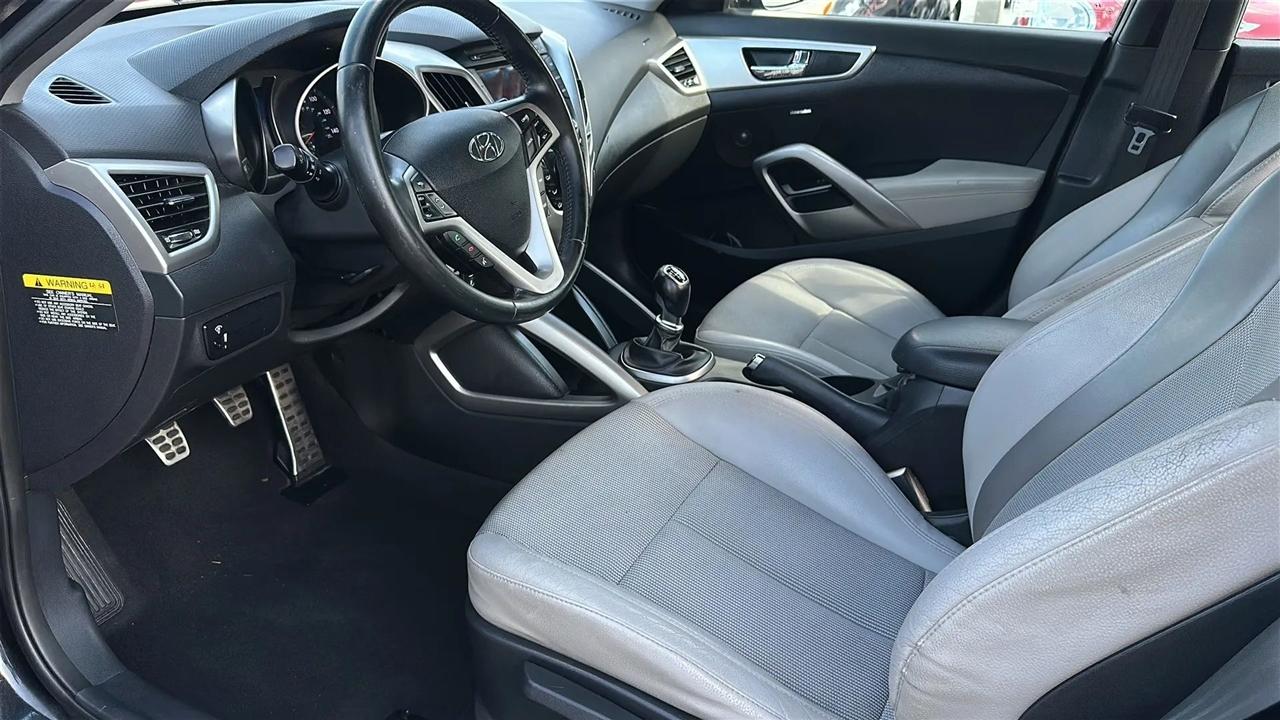 Hyundai Veloster 3dr Cpe Man w/Gray Int 2013