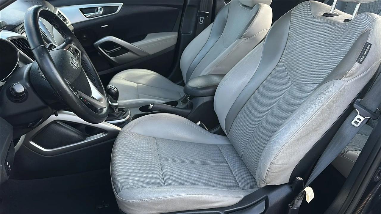 Hyundai Veloster 3dr Cpe Man w/Gray Int 2013