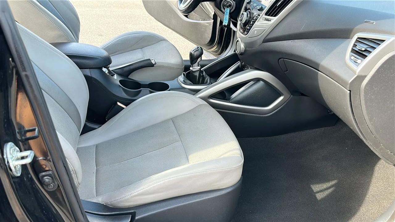 Hyundai Veloster 3dr Cpe Man w/Gray Int 2013