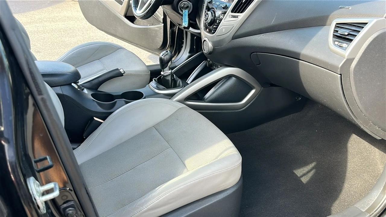 Hyundai Veloster 3dr Cpe Man w/Gray Int 2013
