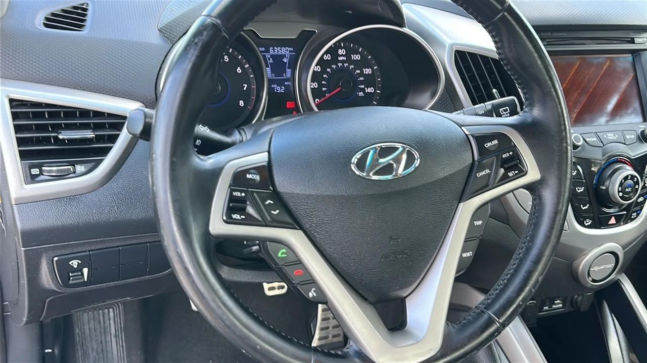 Hyundai Veloster 3dr Cpe Man w/Gray Int 2013