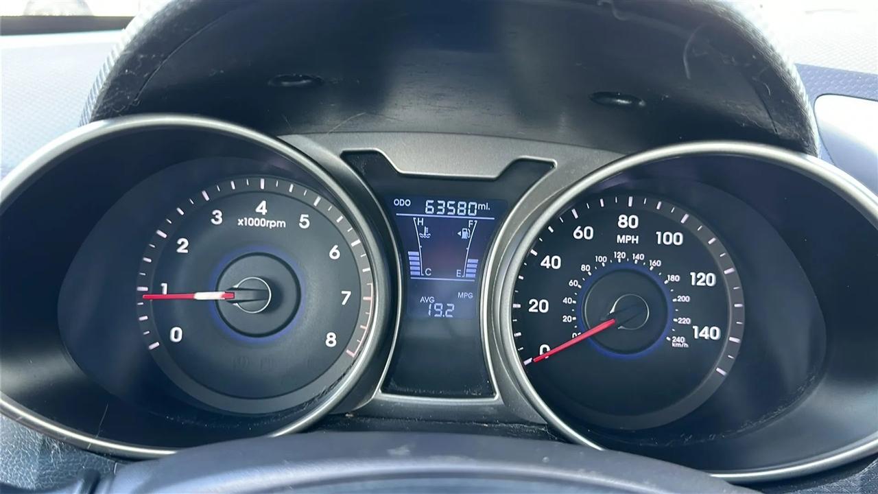 Hyundai Veloster 3dr Cpe Man w/Gray Int 2013
