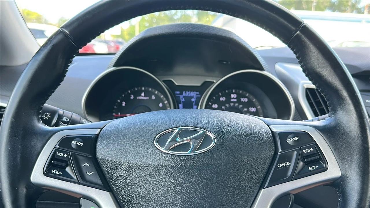 Hyundai Veloster 3dr Cpe Man w/Gray Int 2013