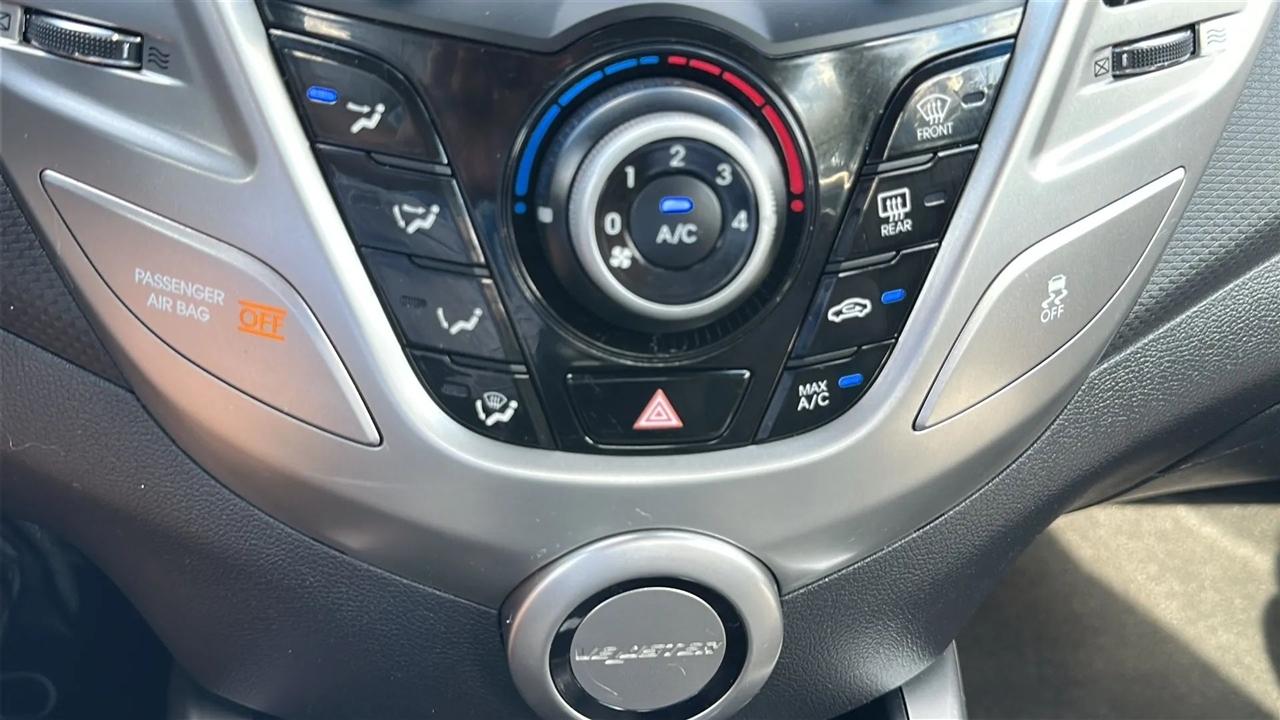 Hyundai Veloster 3dr Cpe Man w/Gray Int 2013