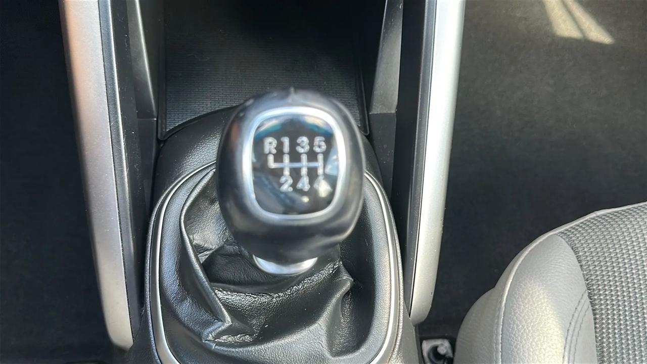 Hyundai Veloster 3dr Cpe Man w/Gray Int 2013