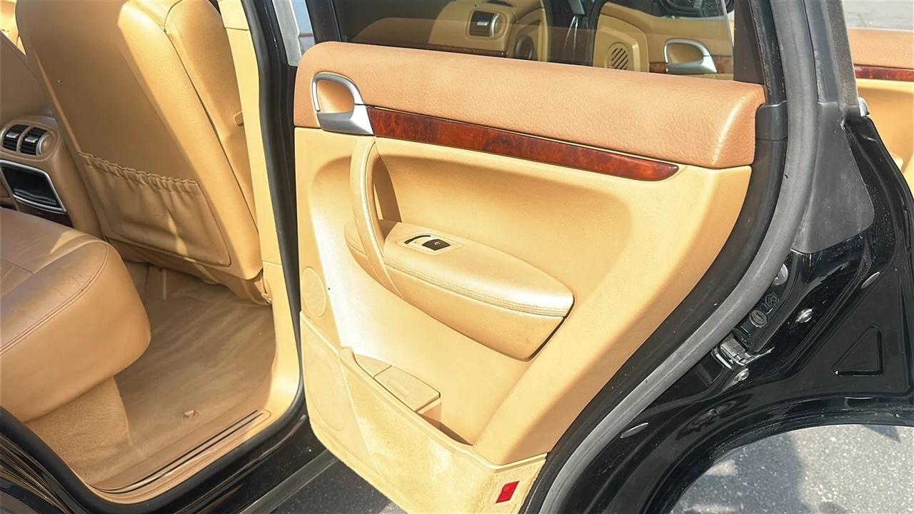 Porsche Cayenne 4dr 6-Spd Manual 2006