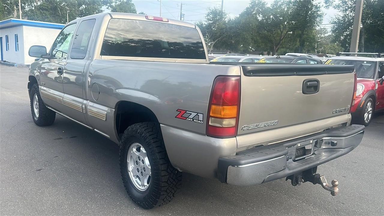 Chevrolet Silverado 1500 Ext Cab 143.5" WB 4WD LS 2002