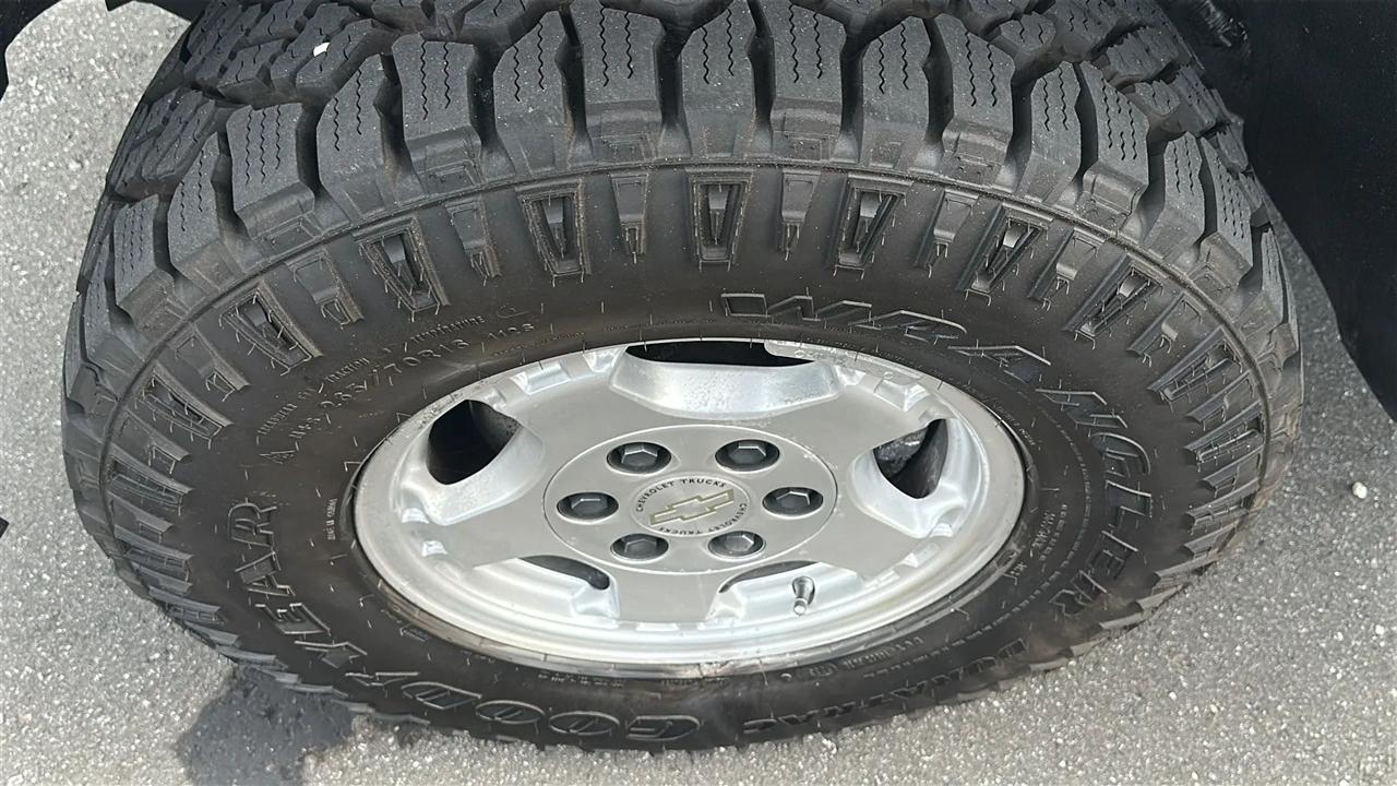 Chevrolet Silverado 1500 Ext Cab 143.5" WB 4WD LS 2002