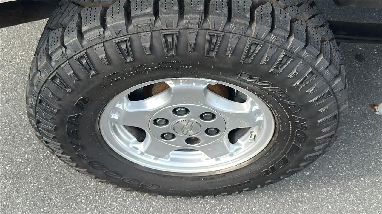 Chevrolet Silverado 1500 Ext Cab 143.5" WB 4WD LS 2002