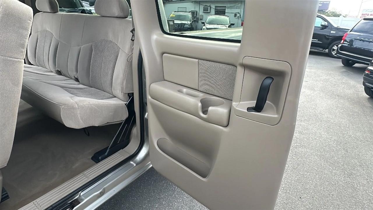 Chevrolet Silverado 1500 Ext Cab 143.5" WB 4WD LS 2002