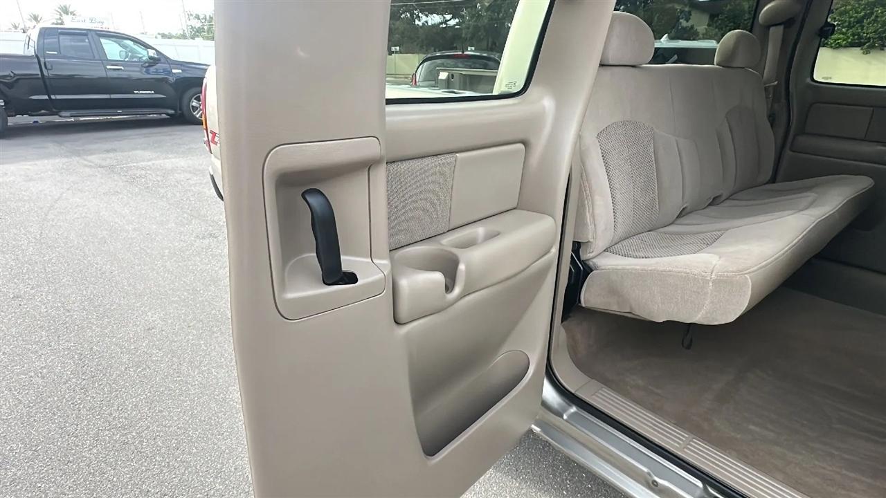 Chevrolet Silverado 1500 Ext Cab 143.5" WB 4WD LS 2002