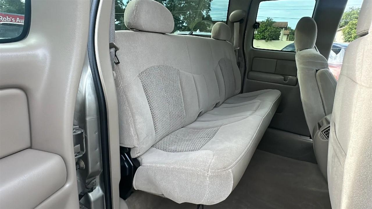 Chevrolet Silverado 1500 Ext Cab 143.5" WB 4WD LS 2002