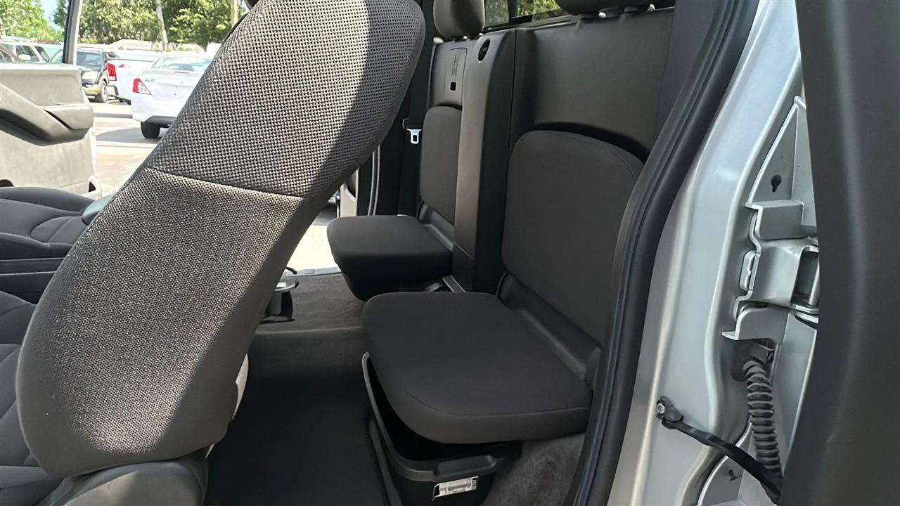 Nissan Frontier 2WD XE King Cab I4 Auto 2005