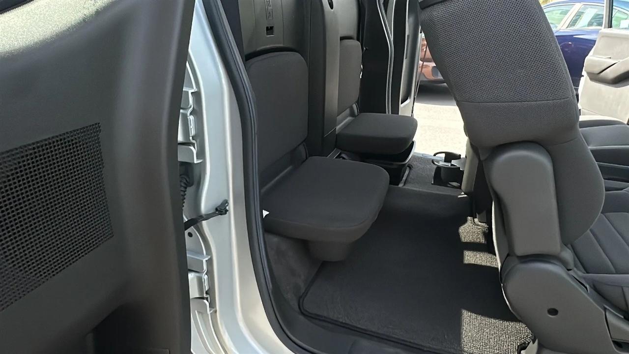 Nissan Frontier 2WD XE King Cab I4 Auto 2005