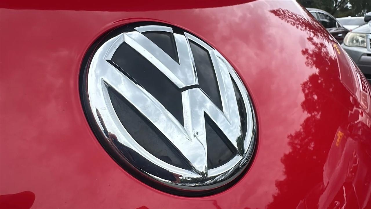 Volkswagen Beetle Convertible  2013