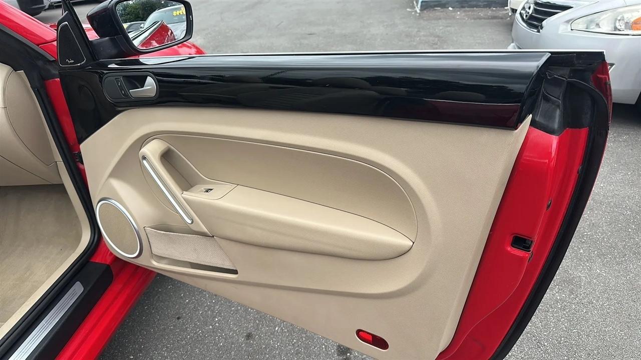 Volkswagen Beetle Convertible  2013