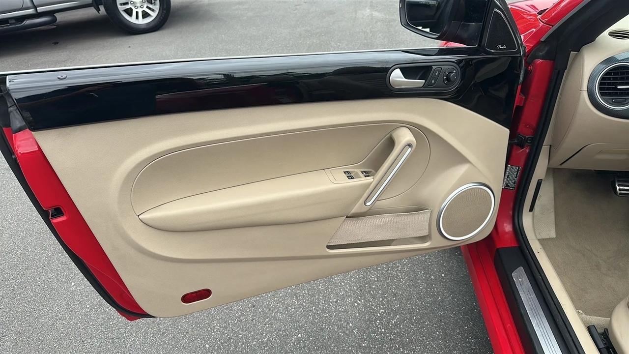 Volkswagen Beetle Convertible  2013