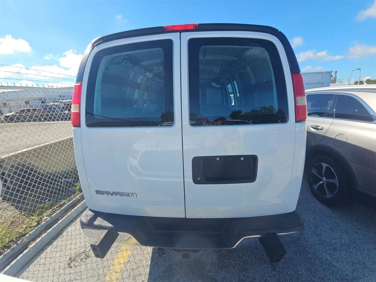 GMC Savana Cargo Van  2015