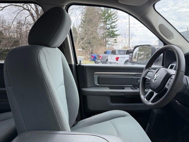 RAM 1500 4WD Quad Cab 140.5" SLT 2017