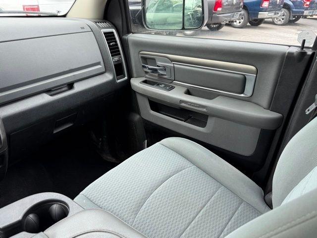 RAM 1500 4WD Quad Cab 140.5" SLT 2017