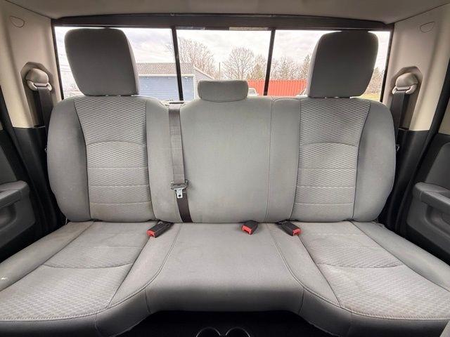 RAM 1500 4WD Quad Cab 140.5" SLT 2017