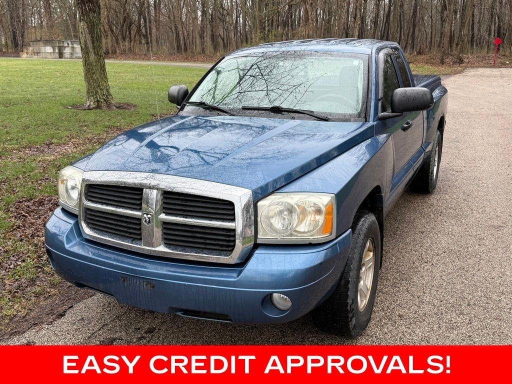 2005 Dodge Dakota 2dr Club Cab 131" WB 4WD SLT