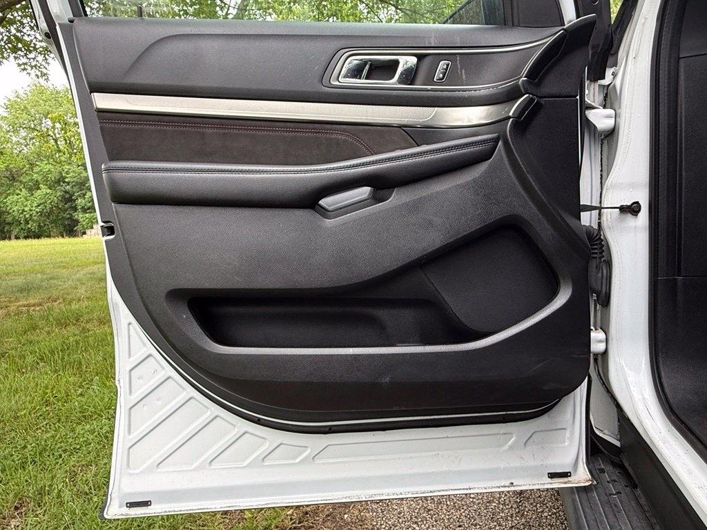 Ford Explorer photo 34