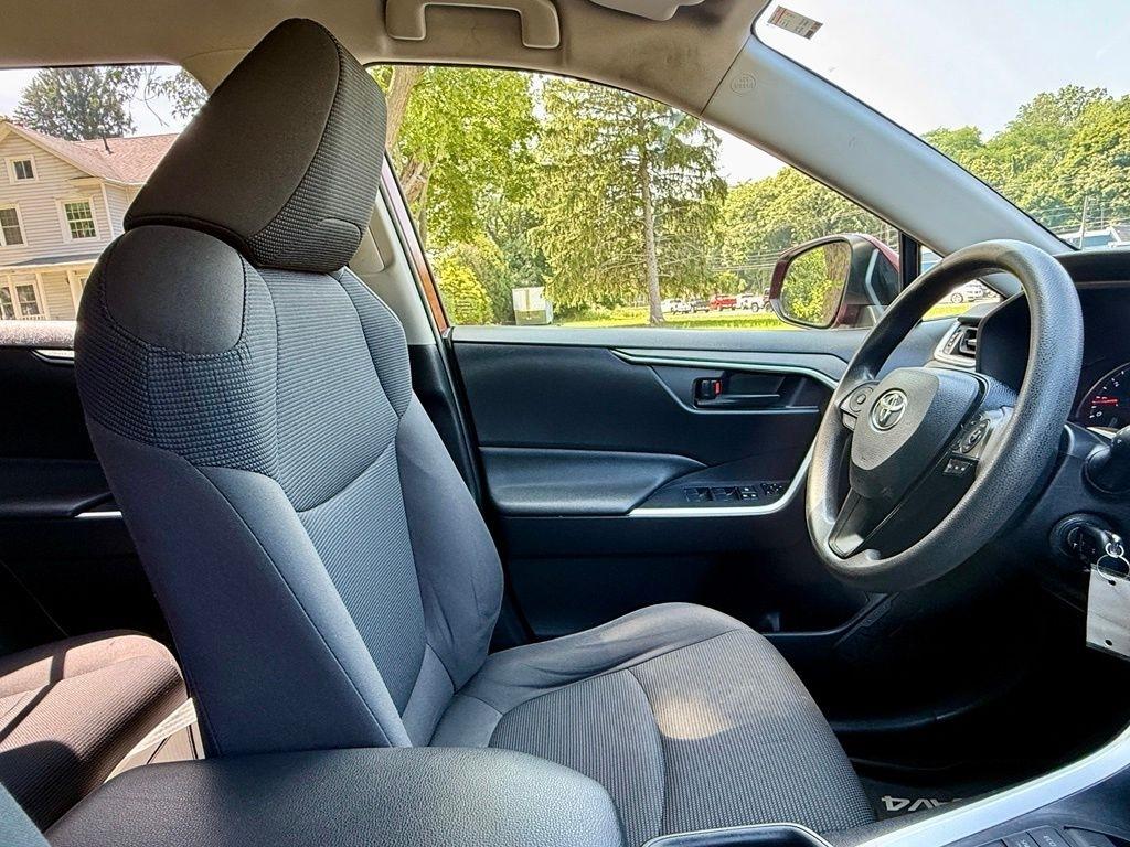 Toyota RAV4 LE AWD (Natl) 2019