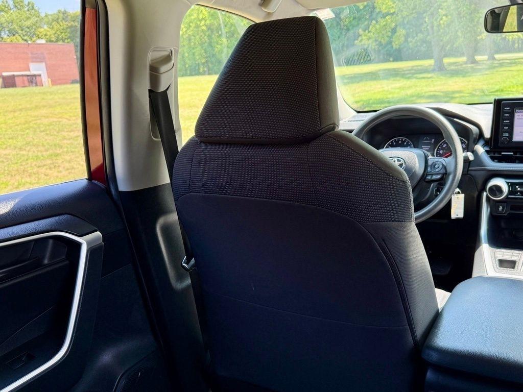 Toyota RAV4 LE AWD (Natl) 2019