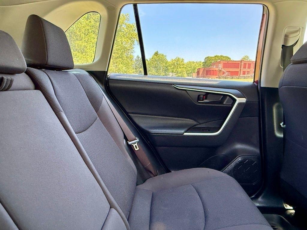 Toyota RAV4 LE AWD (Natl) 2019