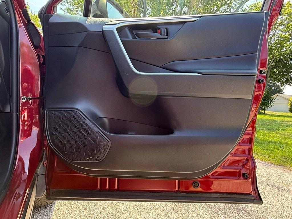 Toyota RAV4 LE AWD (Natl) 2019