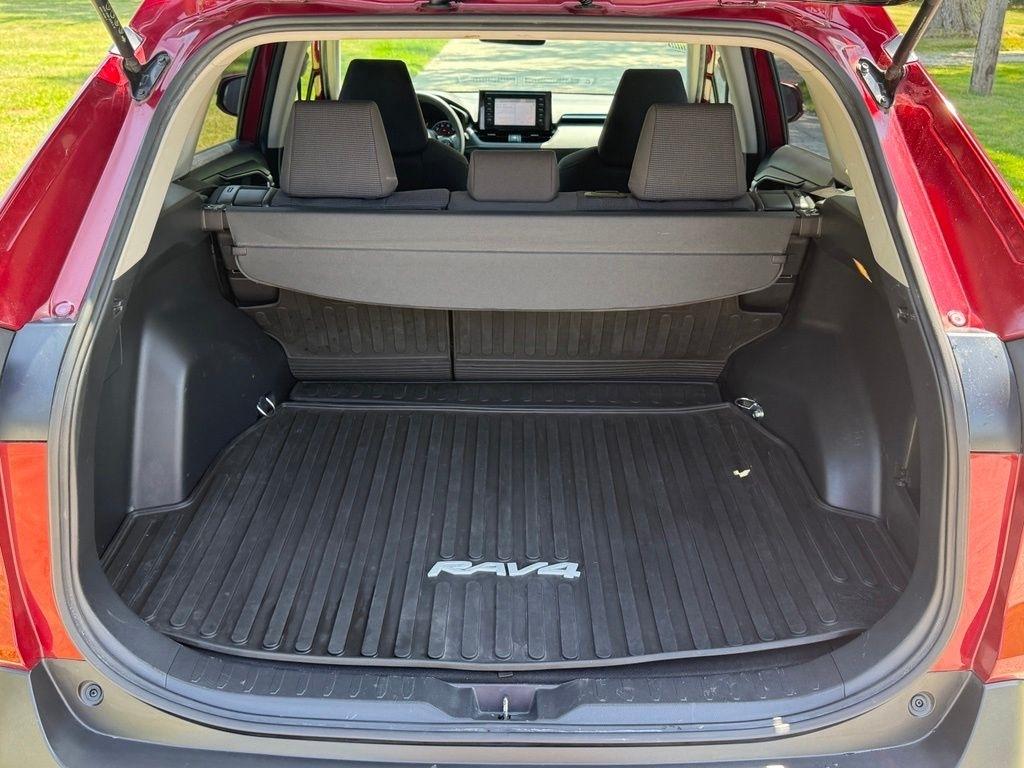 Toyota RAV4 LE AWD (Natl) 2019