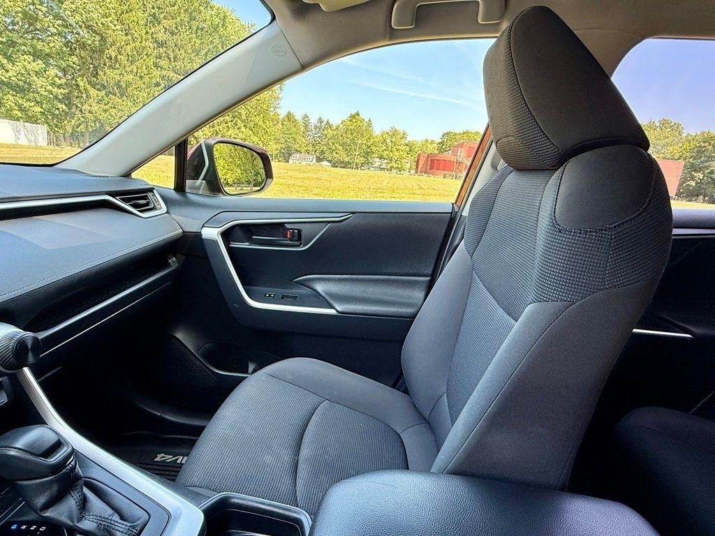 Toyota RAV4 LE AWD (Natl) 2019