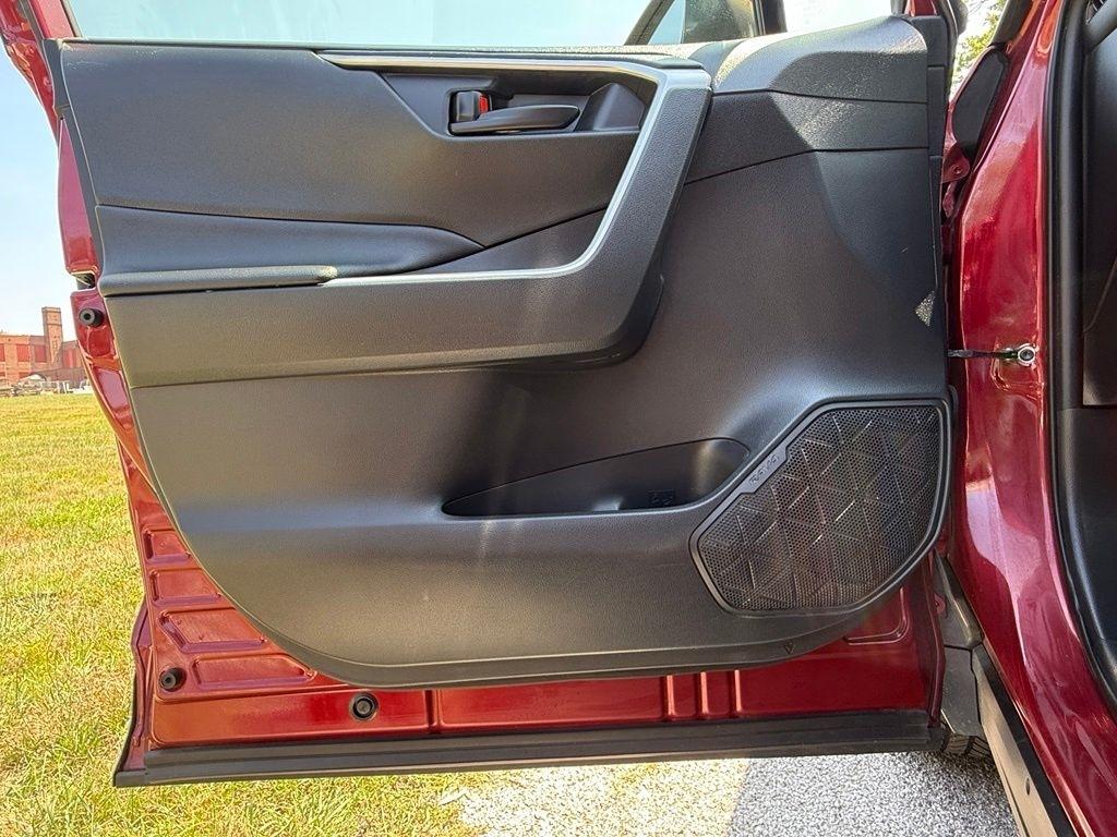 Toyota RAV4 LE AWD (Natl) 2019