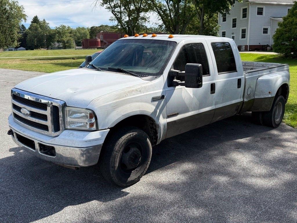 2003 Ford Super Duty F-350 DRW Crew Cab 156" XL 4WD