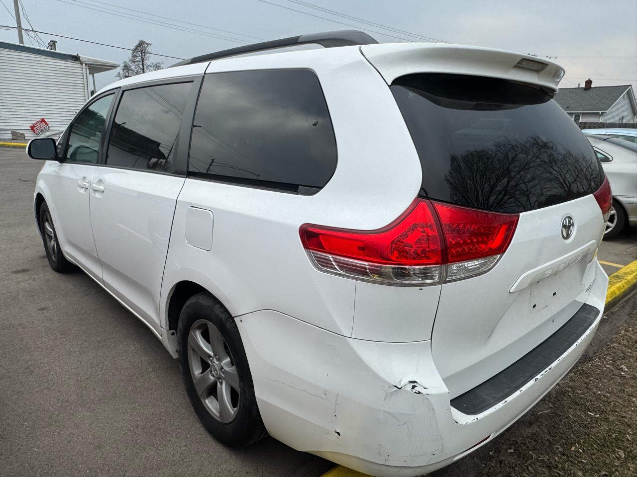 Toyota Sienna LE FWD 8-Passenger V6 2012