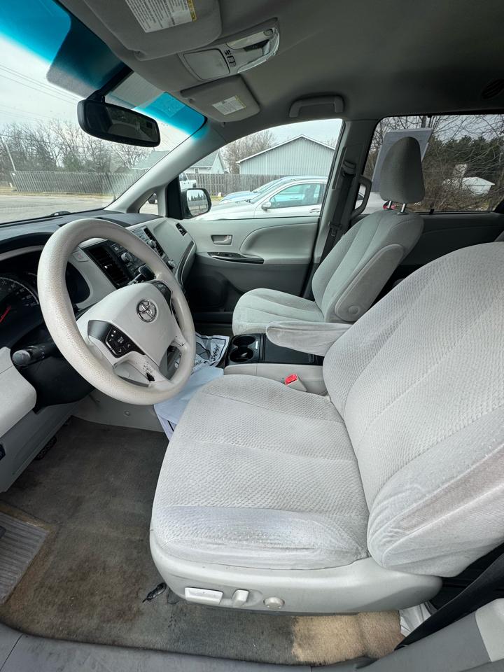 Toyota Sienna LE FWD 8-Passenger V6 2012