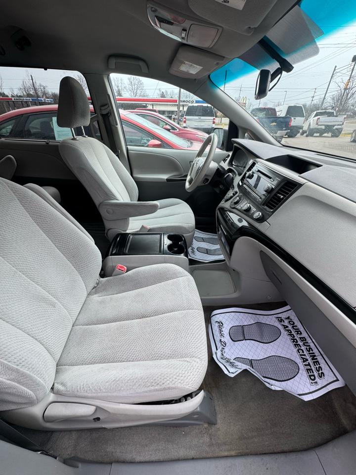 Toyota Sienna LE FWD 8-Passenger V6 2012