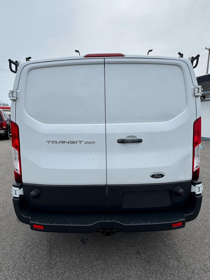 Ford Transit 250 Van Low Roof w/Sliding Pass. 148-in. WB 2015