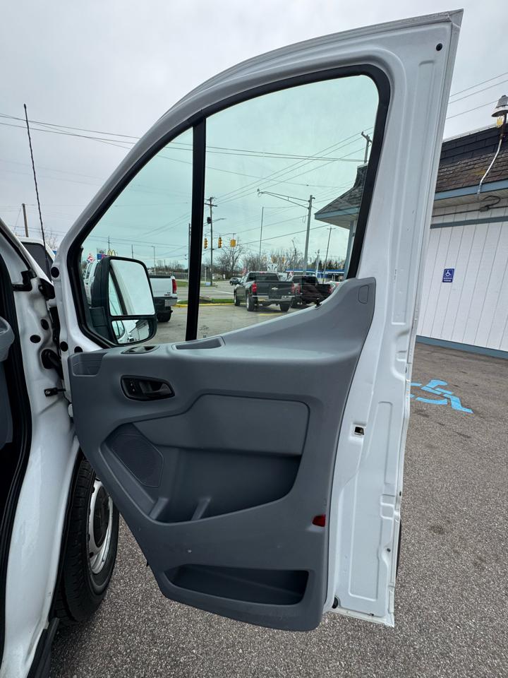 Ford Transit 250 Van Low Roof w/Sliding Pass. 148-in. WB 2015
