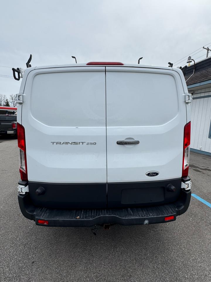 Ford Transit 250 Van Low Roof w/Sliding Pass. 148-in. WB 2015