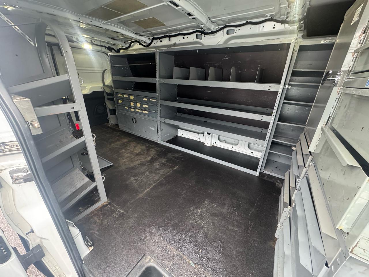 Ford Transit 250 Van Low Roof w/Sliding Pass. 148-in. WB 2017