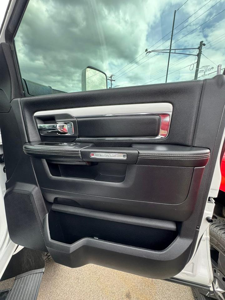 RAM 3500 Laramie Mega Cab 4WD 2016