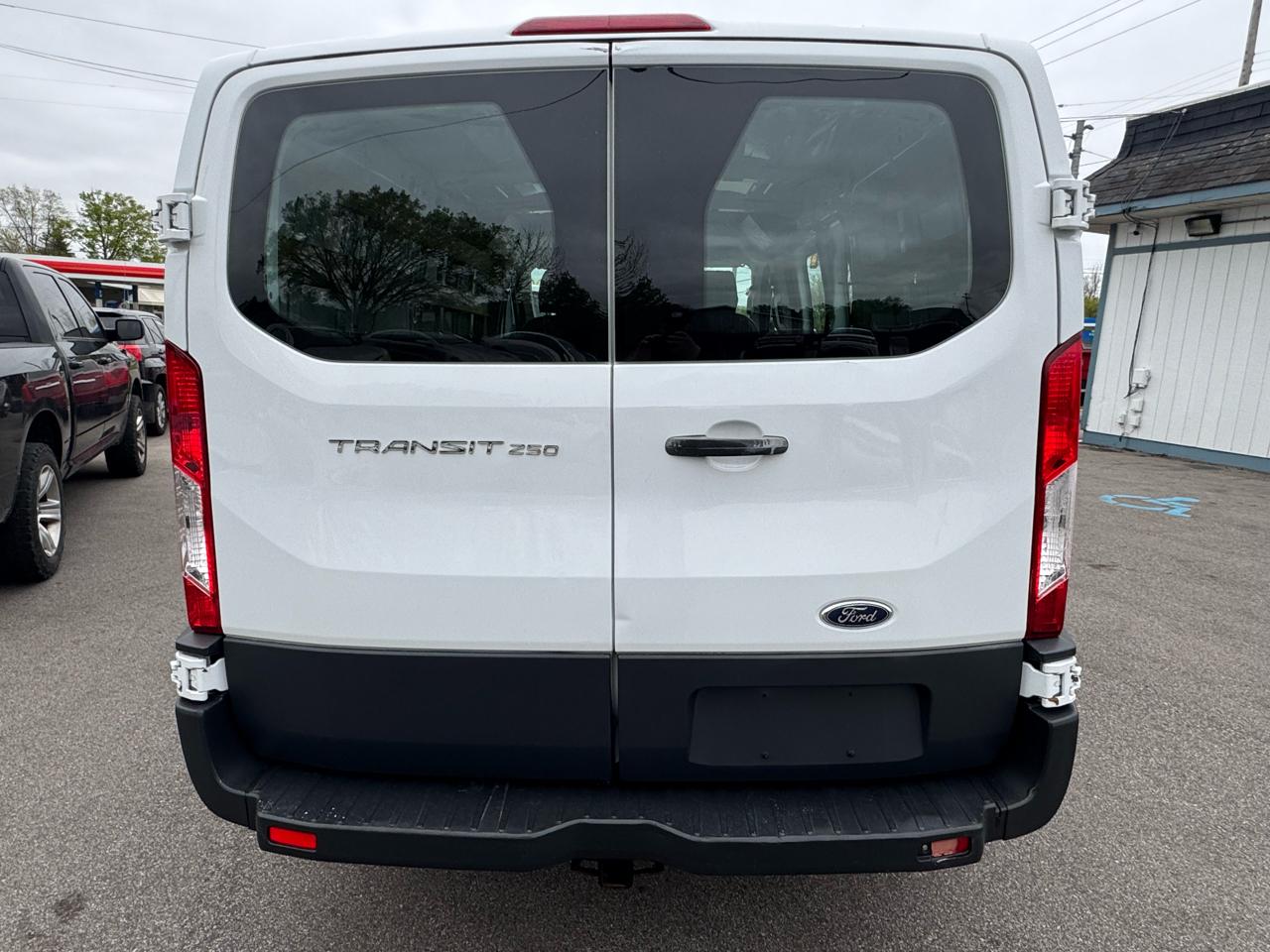 Ford Transit 250 Van Low Roof 60/40 Pass.130-in. WB 2015
