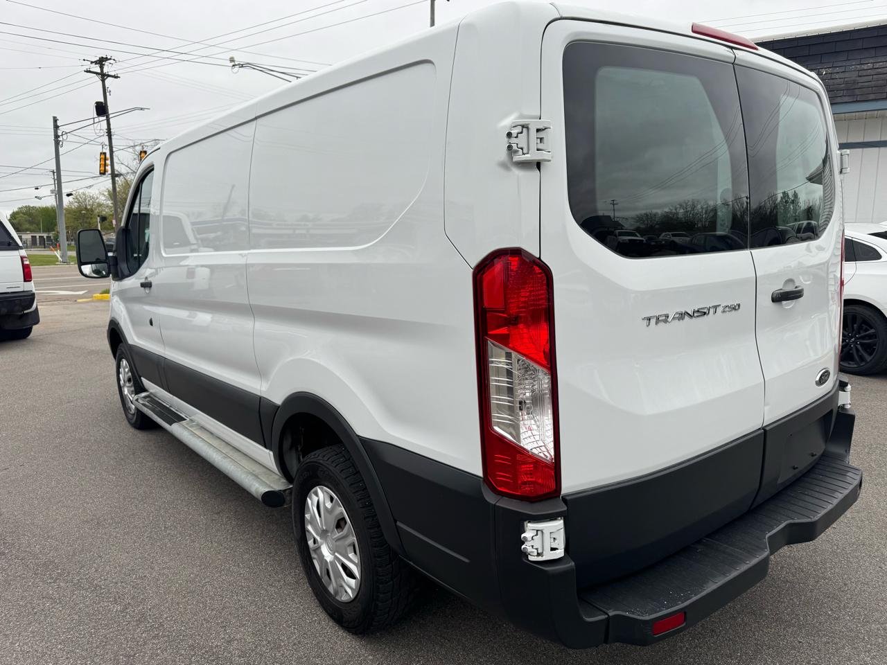 Ford Transit 250 Van Low Roof 60/40 Pass.130-in. WB 2015